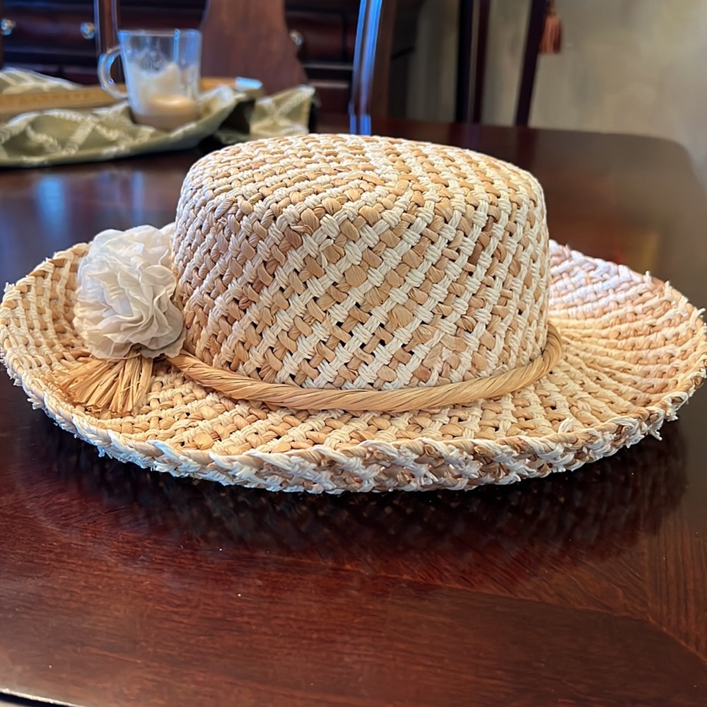Gorgeous summer straw like hat with white flowers like new - Picture 13 of 17